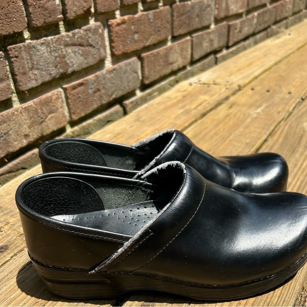 Dansko Clogs size 39, some pealing and scuffing (please look at pictures) - Picture 7 of 10